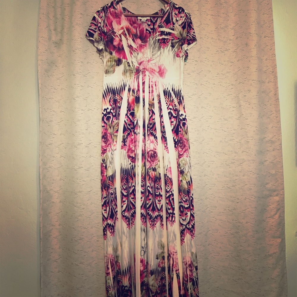 Floral maxi dress with pleated skirt